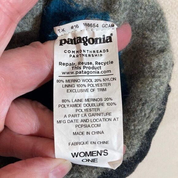 Patagonia‎ Women’s Blue/Grey Pom Beanie Hat OS - Picture 2 of 7